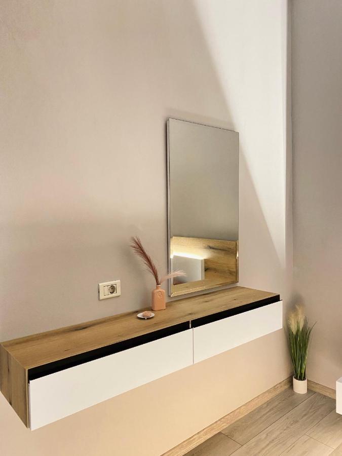 Newly Renovated One Bedroom Apartment In Тирана Екстериор снимка
